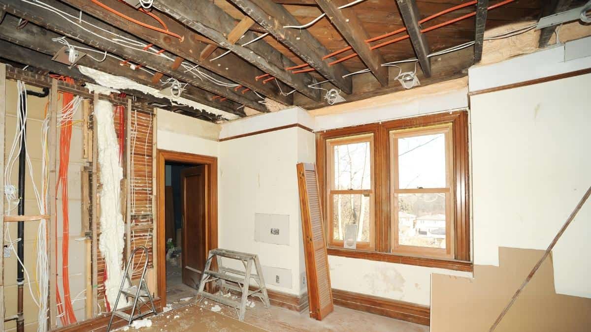 Is It Worth Buying an Old House and Renovating